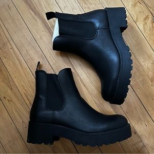 NWT Dirty Laundry Maps Platform Chelsea Boots size 8